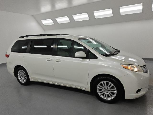 5TDYZ3DC6HS826178 - 2017 TOYOTA SIENNA XLE 白色 照片 4