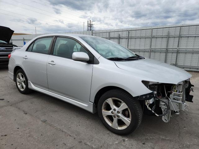 5YFBU4EE5DP211313 - 2013 TOYOTA COROLLA BASE Srebrny zdjęcie 4