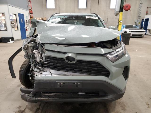 4T3RWRFV9NU056678 - 2022 TOYOTA RAV4 XLE GRAY photo 5