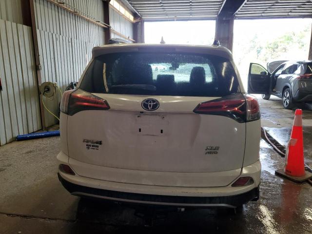 2T3RFREV9HW595274 - 2017 TOYOTA RAV4 XLE Weiß Foto 6
