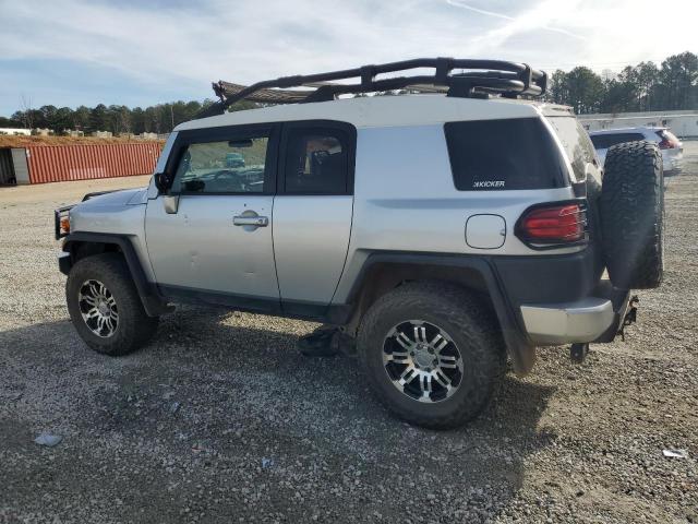 JTEBU11FX70043966 - 2007 TOYOTA FJ CRUISER SILVER photo 2