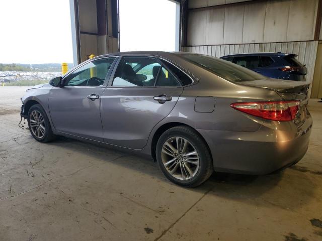 4T1BF1FK0HU814946 - 2017 TOYOTA CAMRY LE 灰色 照片 2