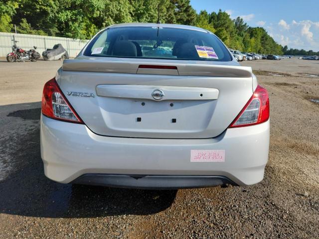 3N1CN7AP5JL818771 - 2018 NISSAN VERSA S ვერცხლისფერი ფოტო 6