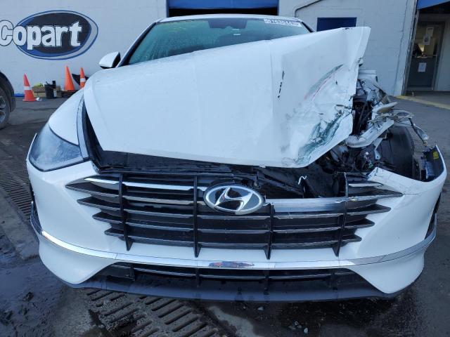 5NPEG4JA1MH085665 - 2021 HYUNDAI SONATA SE WHITE photo 5