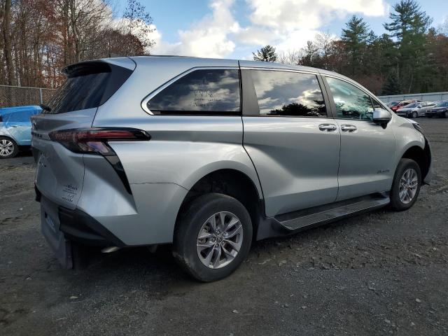 5TDKRKEC0PS163462 - 2023 TOYOTA SIENNA LE SILVER photo 3