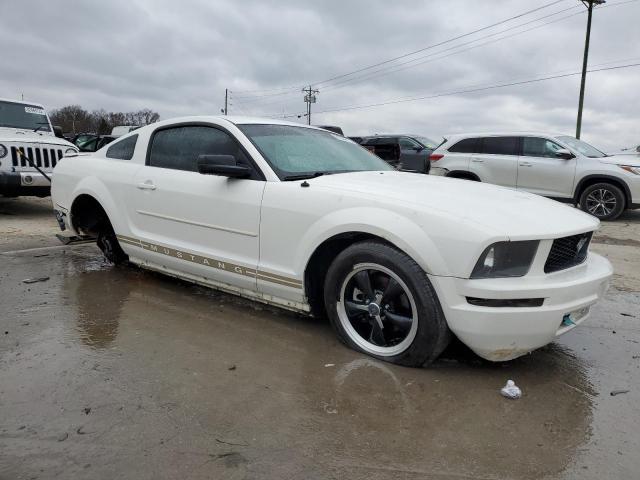 1ZVHT80N685190306 - 2008 FORD MUSTANG WHITE photo 4