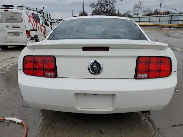 1ZVHT80N685190306 - 2008 FORD MUSTANG WHITE photo 6