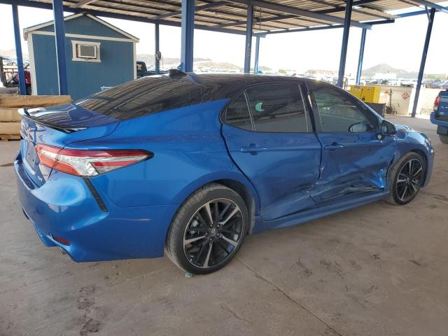 4T1BZ1HK6JU017725 - 2018 TOYOTA CAMRY XSE Blau Foto 3