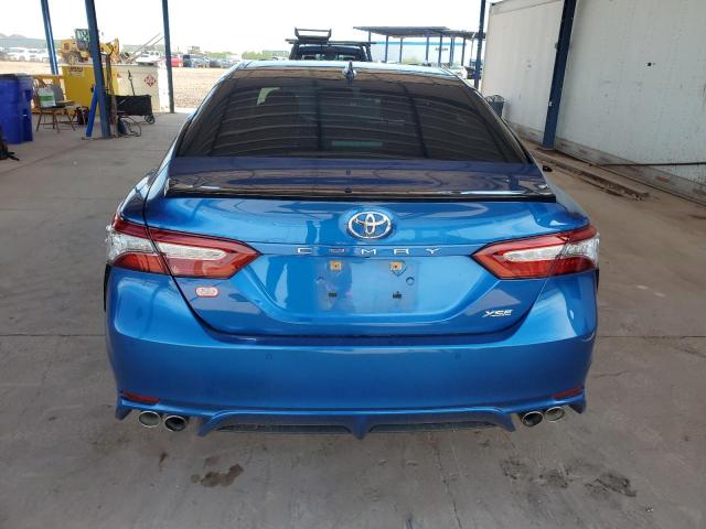4T1BZ1HK6JU017725 - 2018 TOYOTA CAMRY XSE Blau Foto 6