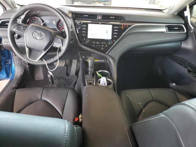 4T1BZ1HK6JU017725 - 2018 TOYOTA CAMRY XSE Blau Foto 8