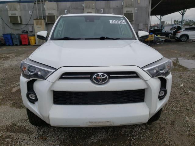 JTEMU5JR4N6022714 - 2022 TOYOTA 4RUNNER SR5/SR5 PREMIUM WHITE photo 5