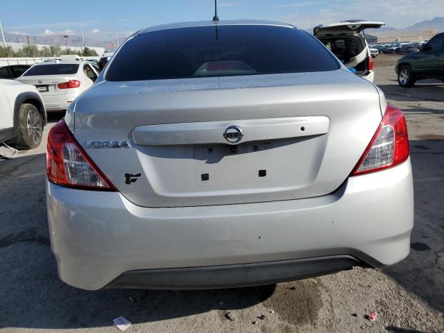 3N1CN7AP9GL917666 - 2016 NISSAN VERSA S ვერცხლისფერი ფოტო 6