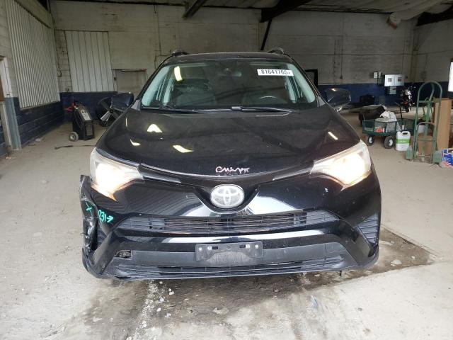 2T3ZFREV4HW361530 - 2017 TOYOTA RAV4 LE أسود صورة 5