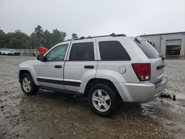 1J8GR48K75C623521 - 2005 JEEP GRAND CHER LAREDO Gümüş foto 2