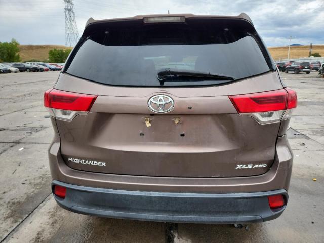 5TDJZRFH0KS950175 - 2019 TOYOTA HIGHLANDER SE Marron photo 6
