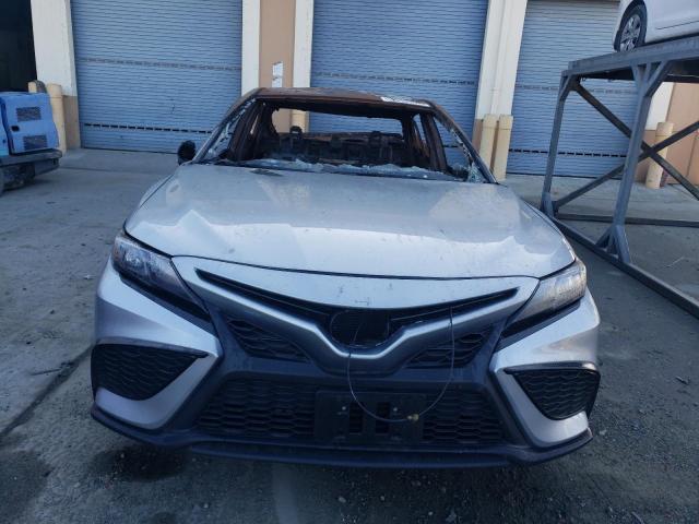 4T1G11AK1PU746201 - 2023 TOYOTA CAMRY SE NIGHT SHADE SILVER photo 5