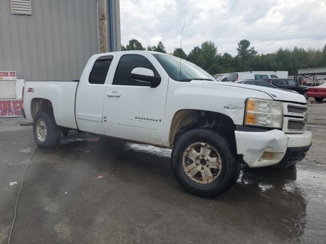 1GCEC190X7Z608541 - 2007 CHEVROLET SILVERADO C1500 თეთრი ფოტო 4