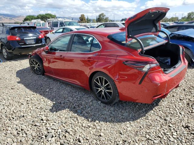 4T1T11AK1MU481130 - 2021 TOYOTA CAMRY SE RED photo 2