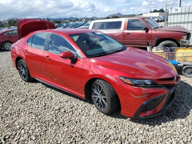 4T1T11AK1MU481130 - 2021 TOYOTA CAMRY SE RED photo 4