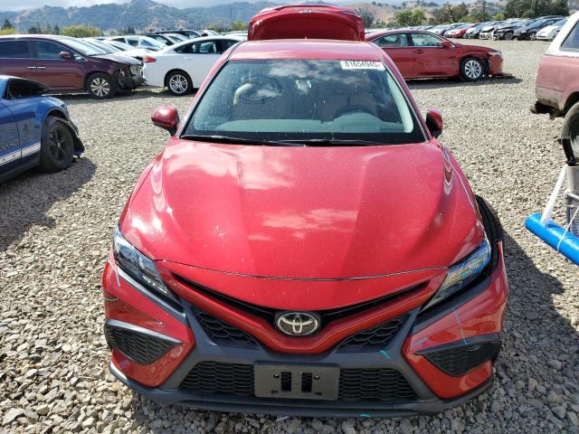 4T1T11AK1MU481130 - 2021 TOYOTA CAMRY SE RED photo 5