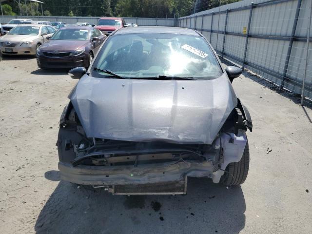 3FADP4BJ6JM113241 - 2018 FORD FIESTA SE Gris foto 5