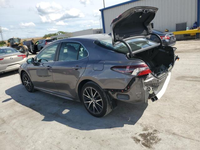 4T1G11AK9NU681000 - 2022 TOYOTA CAMRY SE GRAY photo 2