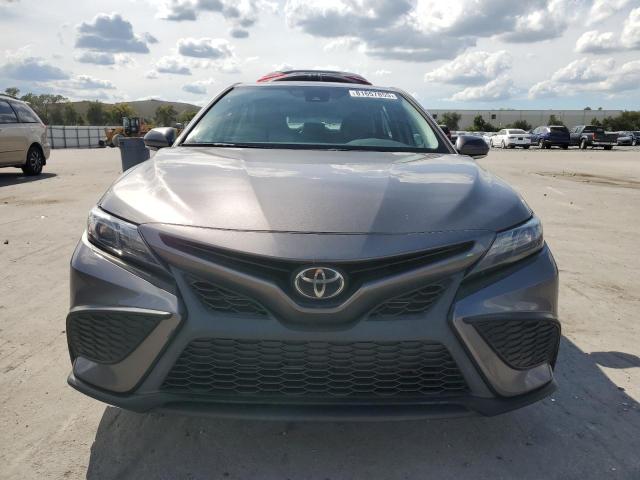 4T1G11AK9NU681000 - 2022 TOYOTA CAMRY SE GRAY photo 5