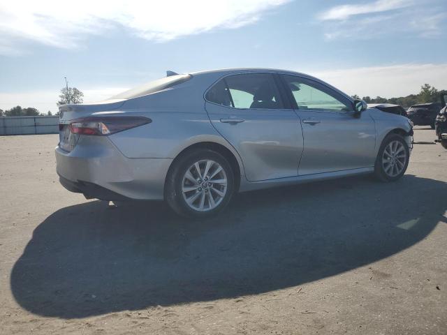 4T1C11AK0NU044947 - 2022 TOYOTA CAMRY LE 银色 照片 3