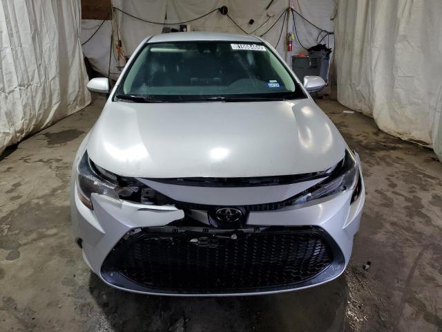 5YFEPMAE8NP329187 - 2022 TOYOTA COROLLA LE ვერცხლისფერი ფოტო 5