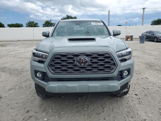 3TYCZ5AN5NT064067 - 2022 TOYOTA TACOMA DOUBLE CAB رمادي صورة 5