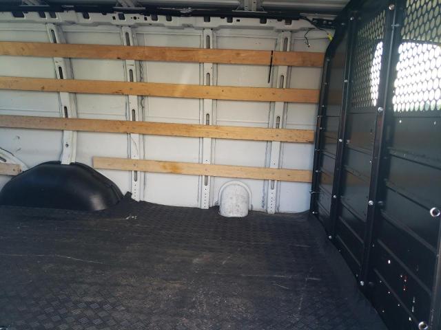 1GCWGAFG2J1912527 - 2018 CHEVROLET EXPRESS G2500 WHITE photo 11