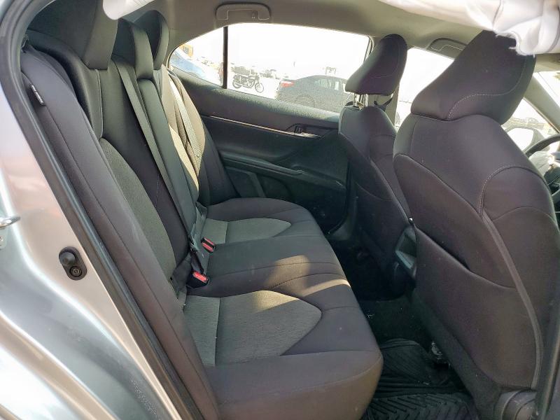 4T1C11AK0NU668330 - 2022 TOYOTA CAMRY LE Silber Foto 10