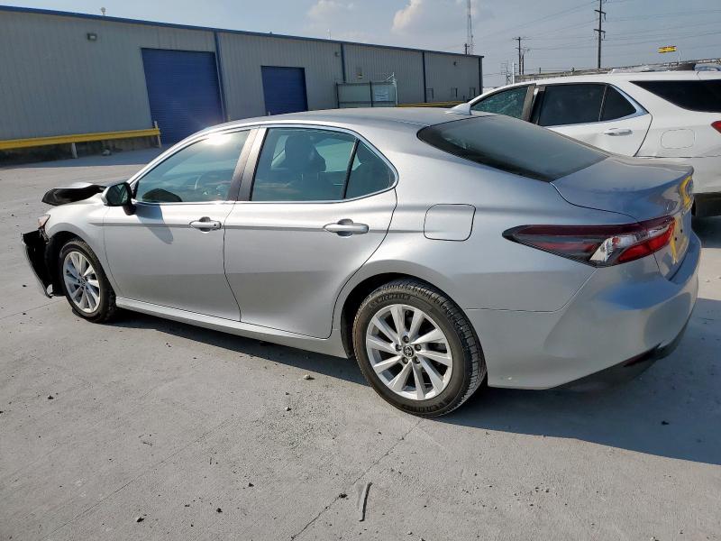 4T1C11AK0NU668330 - 2022 TOYOTA CAMRY LE Silber Foto 2