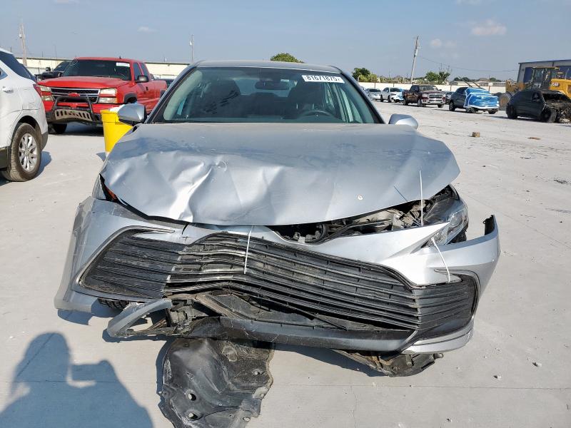 4T1C11AK0NU668330 - 2022 TOYOTA CAMRY LE Silber Foto 5