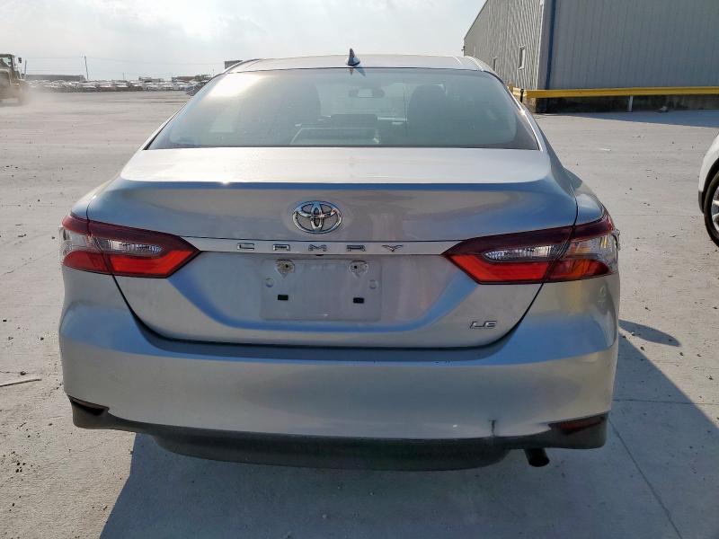 4T1C11AK0NU668330 - 2022 TOYOTA CAMRY LE Silber Foto 6