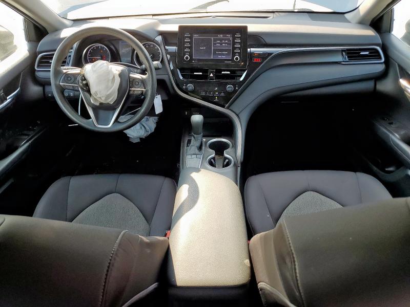 4T1C11AK0NU668330 - 2022 TOYOTA CAMRY LE Silber Foto 8