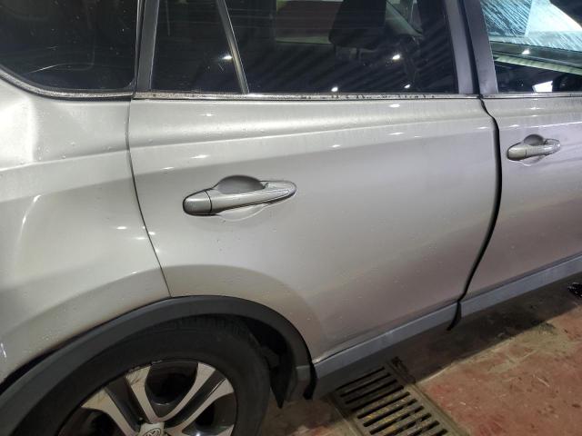 2T3BFREV3GW443152 - 2016 TOYOTA RAV4 LE 银色 照片 11