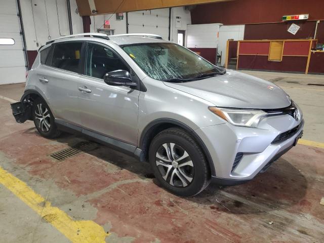 2T3BFREV3GW443152 - 2016 TOYOTA RAV4 LE 银色 照片 4