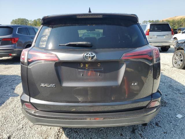 2T3ZFREV9JW426880 - 2018 TOYOTA RAV4 LE Gris photo 6
