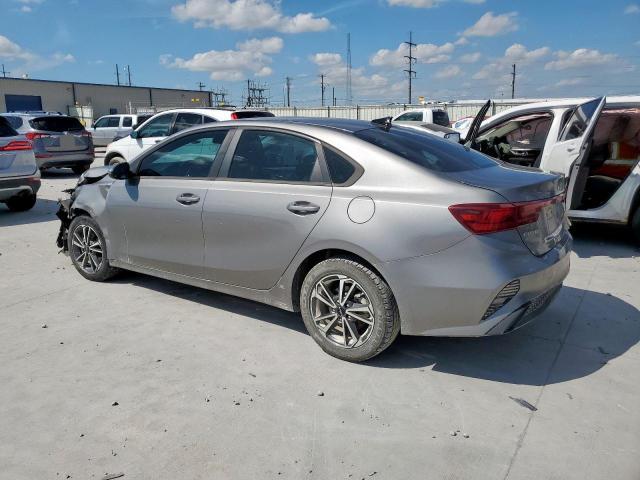 3KPF24AD8NE451852 - 2022 KIA FORTE FE SILVER photo 2