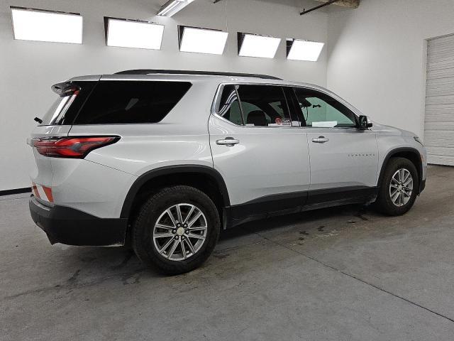 1GNEVMKW7NJ170185 - 2022 CHEVROLET TRAVERSE LT SILVER photo 3