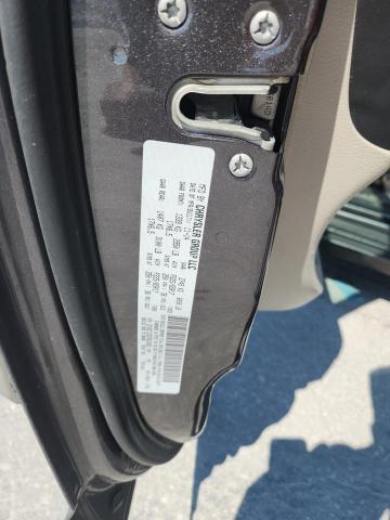 2C4RC1CG5FR618362 - 2015 CHRYSLER TOWN & COU TOURING L GRAY photo 13