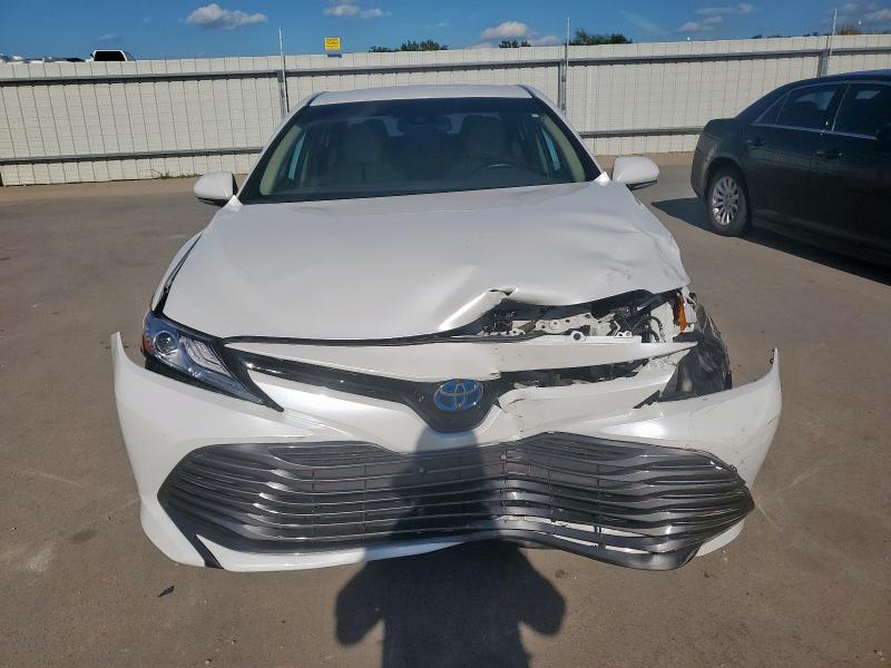 4T1F31AK5LU523112 - 2020 TOYOTA CAMRY XLE თეთრი ფოტო 5