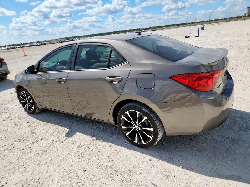 5YFBURHE9JP764938 - 2018 TOYOTA COROLLA L ნაცრისფერი ფოტო 2