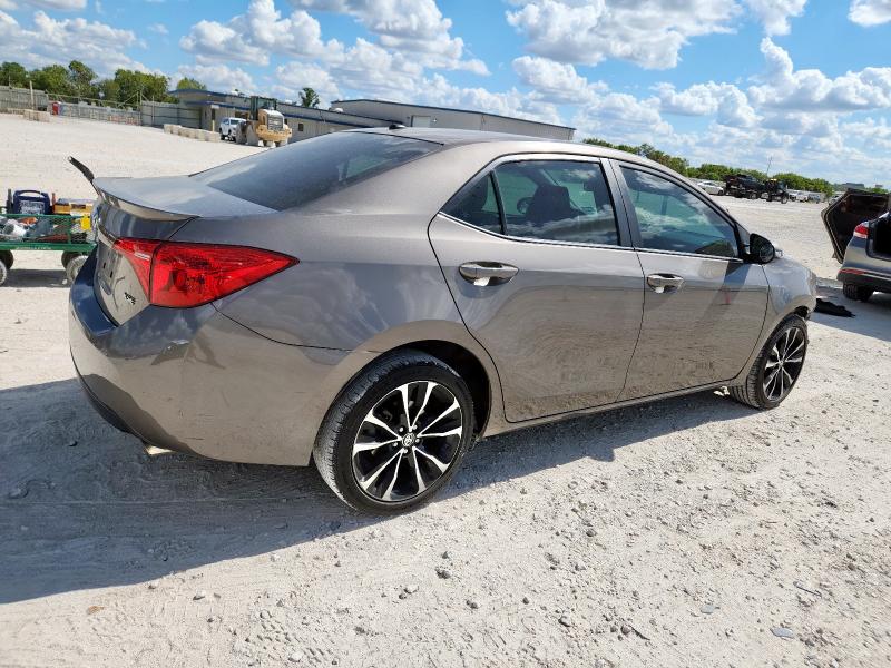 5YFBURHE9JP764938 - 2018 TOYOTA COROLLA L ნაცრისფერი ფოტო 3