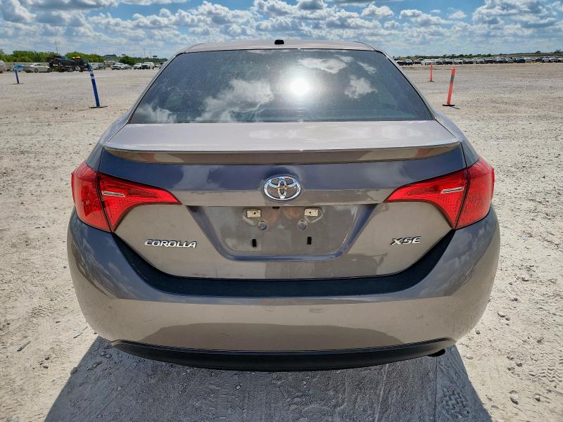 5YFBURHE9JP764938 - 2018 TOYOTA COROLLA L ნაცრისფერი ფოტო 6