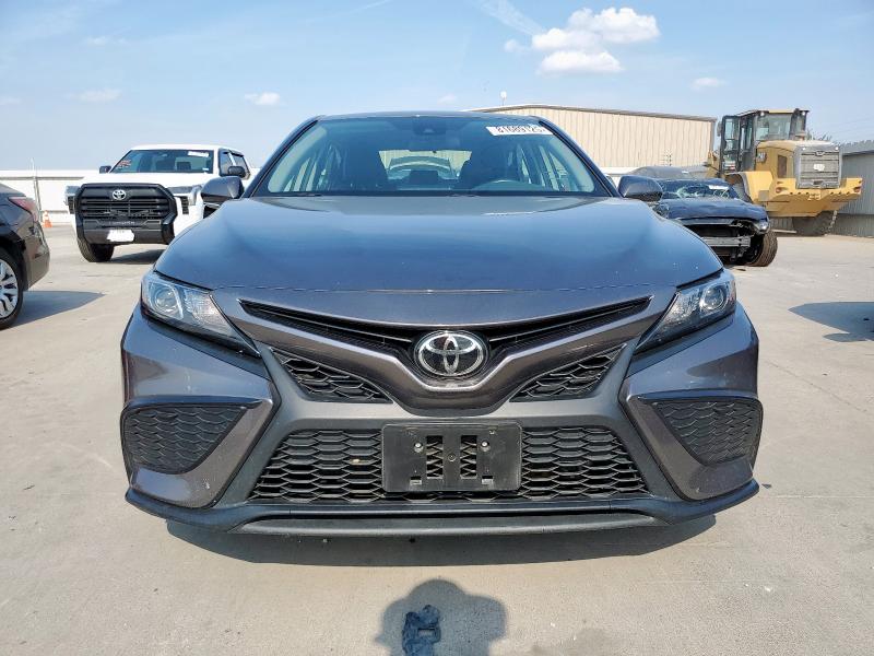 4T1G11AK8RU870002 - 2024 TOYOTA CAMRY SE NIGHT SHADE CHARCOAL photo 5