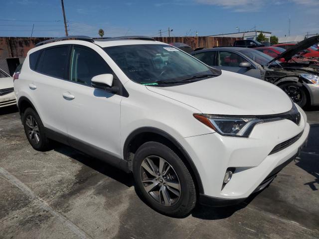 2T3WFREV8HW324127 - 2017 TOYOTA RAV4 XLE أبيض صورة 4