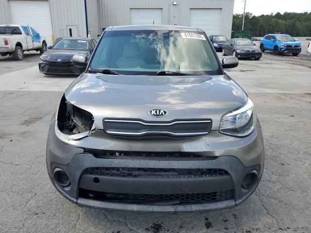 KNDJN2A24J7601292 - 2018 KIA SOUL Grau Foto 5