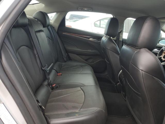 1G4ZP5SS9JU145543 - 2018 BUICK LACROSSE ESSENCE Argent photo 10